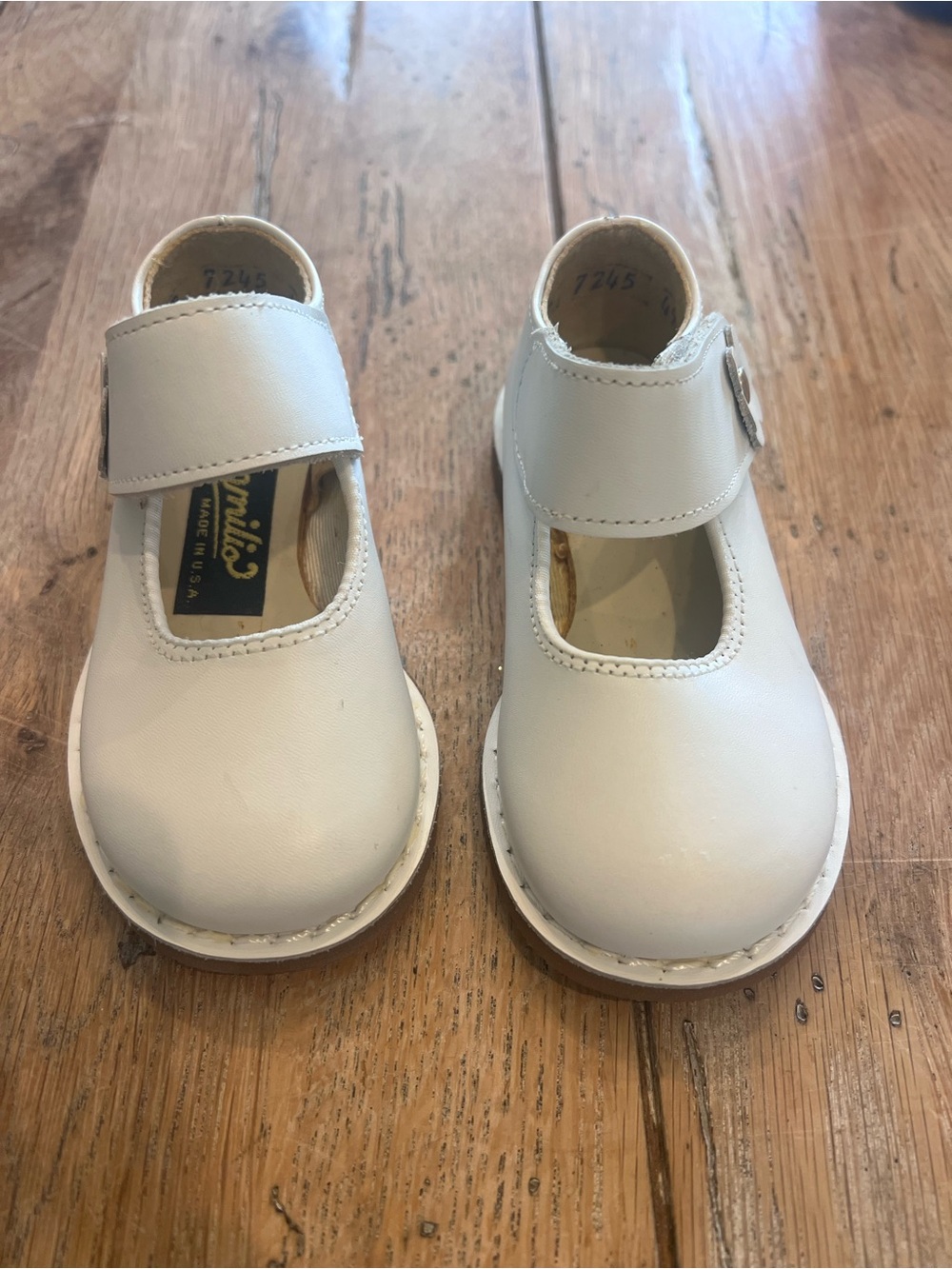 Amilio White Mary Jane Dress Shoes Hook & Loop Strap Flower Accent Girls 4D Wide